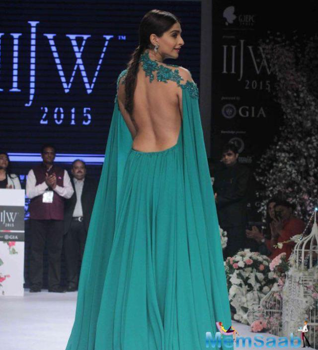 sonam-kapoor-was-absolutely-divalicious-sweeping-emerald-green-michael-costello-gown